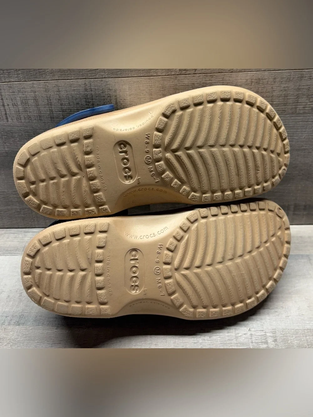CROCS Clog ND Notre Dame NCAA Tan with Navy Heel Strap M 6-7 W 8-9